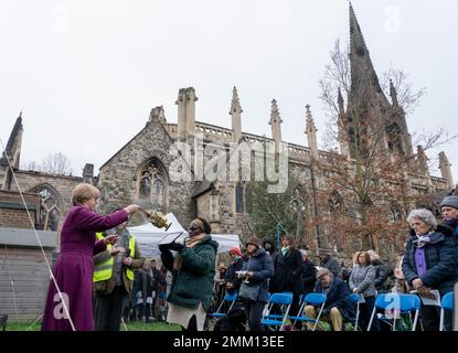 Londres, Royaume-Uni. 29th janvier 2023. L'évêque de Londres Sarah Mullally, bénit paroissiens dans le jardin du presbytère pendant le service de Messe du dimanche après un incendie dévastateur a éviscéré l'église victorienne classée au patrimoine, construite en 1851, plus tôt dans la semaine, le dimanche, 29 janvier 2023. Crédit : Rob Taggart/Alay Live News Banque D'Images