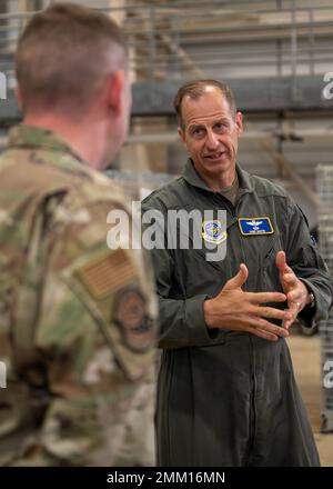 Le major général Corey Martin, commandant de la Force aérienne 18th, parle avec le Maj James Greenwood, commandant du 436th e Escadron de préparation logistique, lors de sa visite à la base aérienne de Douvres, au Delaware, le 13 septembre 2022. Martin a fait l’expérience de la mission unique de Douvres en visitant le quai d’inspection isochrale C-5, le 436th Escadron du port aérien et le 436th LRS. Banque D'Images