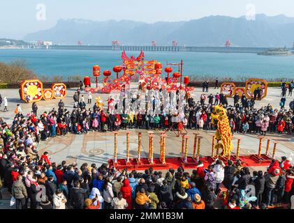 Pékin, Chine. 24th janvier 2023. Cette photo aérienne prise le 24 janvier 2023 montre des spectateurs qui regardent une représentation de danse du lion dans une zone pittoresque du comté de Zigui, dans la province de Hubei, au centre de la Chine. Credit: Zheng Jiayu/Xinhua/Alamy Live News Banque D'Images