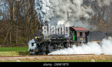 Ronks, Pennsylvanie, 4 décembre 2022 - Vue sur un train de voyageurs à vapeur classique, qui dégage beaucoup de fumée et de vapeur, tout en voyageant à la campagne le jour de l'automne Banque D'Images
