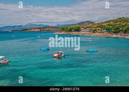 Ksamil, Albanie - 5 août 2020 : vue sur la belle station balnéaire - baie de mer avec eau turquoise, sable blanc, personnes, détente, bronzage et baignade Banque D'Images