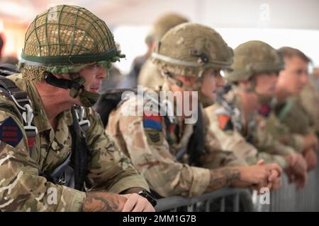 Un groupe de parachutistes britanniques se prépare à sauter un parachute polonais pendant l'Exrquise Falcon Leap sur la base aérienne d'Eindhoven, Eindhoven, pays-Bas, 13 septembre 2022. Plus de 1000 parachutistes du monde entier, 13 nationalités différentes, plusieurs aéroglisseurs par jour, et entraînement avec d'autres équipements pendant deux semaines. Il s'agit du plus grand exercice technique aéroporté de l'OTAN Banque D'Images