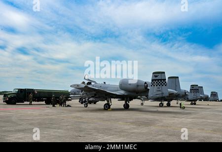 Des aviateurs affectés au vol de pétrole, pétrole et lubrifiants de l'escadron de préparation logistique 8th et au vol d'alerte transitoire de l'escadron de maintenance 8th font le plein d'un A-10 Thunderbolt II affecté à l'escadron de combat 25th, 51st escadre de combat, base aérienne d'Osan, République de Corée (ROK), au cours d'un événement d'entraînement à Kunsan AB, ROK, 14 septembre 2022. Les aviateurs d'alerte transitoire aident tous les avions en visite à soutenir le mouvement vers l'avant des partenaires de la mission non seulement à Kunsan mais dans le monde entier. Banque D'Images