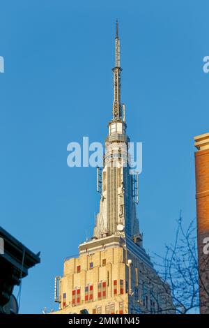 NYC : le mât emblématique de l’Empire State Building, initialement conçu comme un mât d’amarrage dirigible, est désormais une terrasse d’observation et une tour de radiodiffusion. Banque D'Images