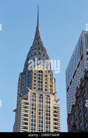 Vue en début de matinée sur le Chrysler Building, site historique de New York, l'emblématique flèche art déco est bordée de rouge du soleil. Banque D'Images