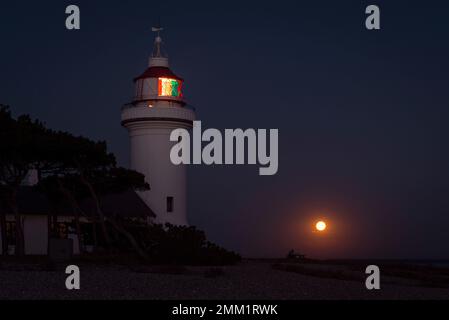 Pleine lune s'élevant au-dessus du phare de Sletterhage sur, Djursland, Jutland, Danemark Banque D'Images