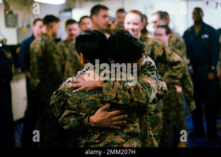 US Navy Hospital Corpsman 3rd classe Jhaziel Arreguin, avec combat Logistics Battalion 31, 31st Marine Expeditionary Unit, célèbre L'HÔPITAL CORPSMAN 2nd CLASSE Joelle Eusebiodupont, avec CLB 31, 31st MEU, pour sa promotion après la cérémonie à bord du navire d'assaut amphibie USS Tripoli, dans la mer des Philippines, le 13 septembre 2022. Le Programme d'avancement méritoire reconnaît les marins dont la performance reflète un rang supérieur à leur station actuelle et s'assure qu'ils sont autorisés à atteindre leur plein potentiel. Banque D'Images