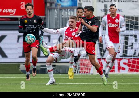 ROTTERDAM, PAYS-BAS - JANVIER 29 : Kenneth Taylor d'Ajax bataille pour le bal avec Couhaib Driouech de l'Excelsior Rotterdam lors du match néerlandais Eredivisie entre l'Excelsior Rotterdam et Ajax à Van Donge & de Roo Stadion 29 janvier 2023 à Rotterdam, pays-Bas (photo de Peter Lous/ Orange Pictures) Banque D'Images