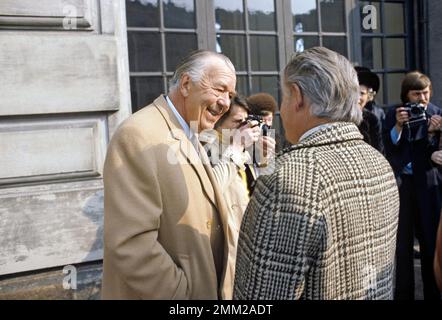 L'engagement entre le roi Carl Gustaf et Silvia Renate Sommerlath a été annoncé le 12 mars 1976 au Palais Royal. Le roi et Silvia sur le canapé vert au sol de Sibylla au Palais royal de Stockholm sur 13 mars 1976, où ils rencontrent les médias suédois. Le Prince Bertil arrive pour l'événement. Banque D'Images