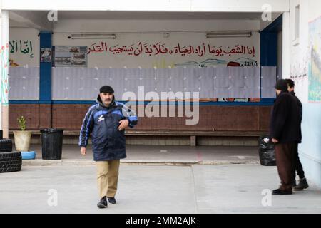 Le Bardo, Tunisie. 29th janvier 2023. Liste électorale à Bardo, Tunis, Tunisie, on 29 janvier 2023. Le deuxième tour des élections pour le Parlement tunisien a commencé dimanche au milieu d'une nation divisée. (Photo de Mohamed KRIT/ Credit: SIPA USA/Alay Live News Banque D'Images