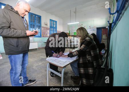 Le Bardo, Tunisie. 29th janvier 2023. Signature de l'électeur pour le vote à Bardo, Tunis, Tunisie, sur 29 janvier 2023. Le deuxième tour des élections pour le Parlement tunisien a commencé dimanche au milieu d'une nation divisée. (Photo de Mohamed KRIT/ Credit: SIPA USA/Alay Live News Banque D'Images