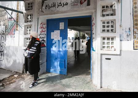 Le Bardo, Tunisie. 29th janvier 2023. La police se trouve devant un centre de vote à Bardo, Tunis, en Tunisie, sur 29 janvier 2023. Le deuxième tour des élections pour le Parlement tunisien a commencé dimanche au milieu d'une nation divisée. (Photo de Mohamed KRIT/ Credit: SIPA USA/Alay Live News Banque D'Images