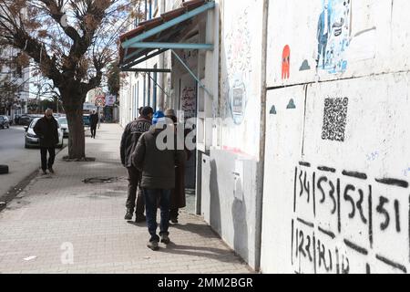 Le Bardo, Tunisie. 29th janvier 2023. Les électeurs qui entrent dans un centre de vote à Bardo, Tunis, Tunisie, sur 29 janvier 2023. Le deuxième tour des élections pour le Parlement tunisien a commencé dimanche au milieu d'une nation divisée. (Photo de Mohamed KRIT/ Credit: SIPA USA/Alay Live News Banque D'Images