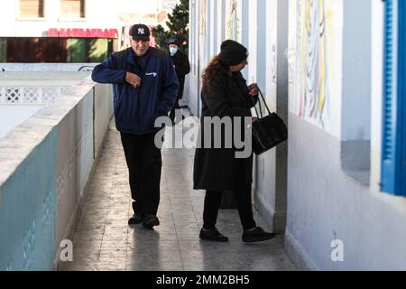 Le Bardo, Tunisie. 29th janvier 2023. Les électeurs âgés qui arrivent des bureaux de vote à Bardo, Tunis, Tunisie, sur 29 janvier 2023. Le deuxième tour des élections pour le Parlement tunisien a commencé dimanche au milieu d'une nation divisée. (Photo de Mohamed KRIT/ Credit: SIPA USA/Alay Live News Banque D'Images