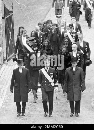 Carl XVI Gustaf, roi de Suède. Né le 30 avril 1946. Photo le 25 septembre 1973 aux funérailles de son grand-père, le roi Gustaf VI Adolf. Assister aux funérailles aussi le prince Bertil et sa femme Lilian, la reine Ingrid du Danemark, la princesse Christina de Suède. Sigvard Bernadotte et sa femme Marianne. Banque D'Images