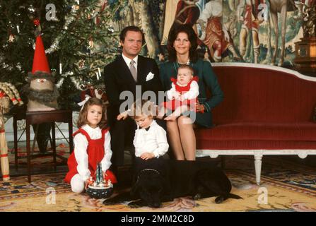 Carl XVI Gustaf, roi de Suède. Né le 30 avril 1946. En décembre 1982, la reine Silvia et leurs enfants cirent la princesse Victoria, le prince Carl Philip et la princesse Madeleine. Banque D'Images