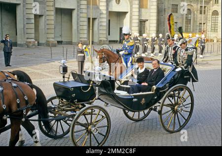 Le roi Carl XVI Gustaf et la reine Silvia Renate Sommerlath photographiés dans une calèche ouverte sur leur chemin pour assister à l'ouverture officielle du Parlement suédois. Janvier 1985. Banque D'Images