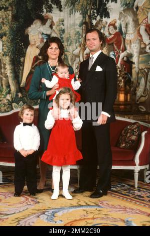 Carl XVI Gustaf, roi de Suède. Né le 30 avril 1946. En décembre 1982, la reine Silvia et leurs enfants cirent la princesse Victoria, le prince Carl Philip et la princesse Madeleine. Banque D'Images