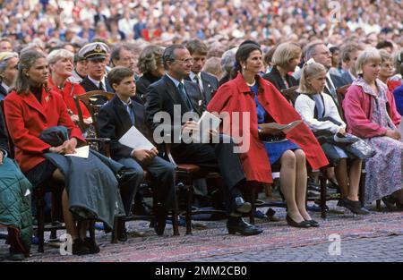 Carl XVI Gustaf, roi de Suède. Né le 30 avril 1946. Le roi Carl XVI Gustaf, la reine Silvia leurs enfants, la princesse Madeleine, la princesse Victoria, le prince Carl Philip. 1992 Banque D'Images