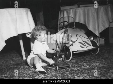 Carl XVI Gustaf, roi de Suède. Né le 30 avril 1946. Photo d'enfant au château de Haga à Stockholm en 1949 avec ses jouets et sa voiture à pédales. Banque D'Images