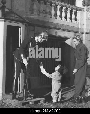 Carl XVI Gustaf, roi de Suède. Né le 30 avril 1946. Photo d'enfant dans le parc à l'extérieur du château de Haga à Stockholm 1949 avec sa sœur Margaretha qui dit bonjour à la garde debout à l'extérieur du château. Banque D'Images