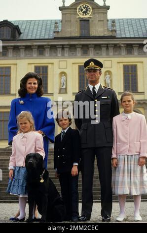Carl XVI Gustaf, roi de Suède. Né le 30 avril 1946. Le roi Carl XVI Gustaf la reine Silvia leurs enfants, princesse Madeleine, princesse Victoria, prince Carl Philip 1984 Banque D'Images