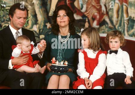 Carl XVI Gustaf, roi de Suède. Né le 30 avril 1946. En décembre 1982, la reine Silvia et leurs enfants cirent la princesse Victoria, le prince Carl Philip et la princesse Madeleine. Banque D'Images