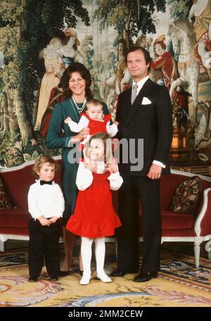 Carl XVI Gustaf, roi de Suède. Né le 30 avril 1946. En décembre 1982, la reine Silvia et leurs enfants cirent la princesse Victoria, le prince Carl Philip et la princesse Madeleine. Banque D'Images