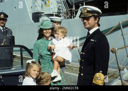 Carl XVI Gustaf, roi de Suède. Né le 30 avril 1946. Le roi Carl XVI Gustaf la reine Silvia leurs enfants, princesse Madeleine, princesse Victoria, prince Carl Philip 1983 Banque D'Images