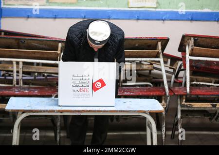 Le Bardo, Tunisie. 29th janvier 2023. Électeur avec son bulletin de vote à Bardo, Tunis, Tunisie, sur 29 janvier 2023. Le deuxième tour des élections pour le Parlement tunisien a commencé dimanche au milieu d'une nation divisée. (Photo de Mohamed KRIT/ Credit: SIPA USA/Alay Live News Banque D'Images