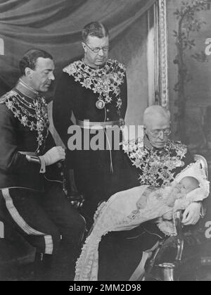 Carl XVI Gustaf, roi de Suède. Né le 30 avril 1946. Le roi Gustaf le V, 1858-1950, avec son arrière-petit-fils dans ses bras, le prince héritier Carl Gustaf. A gauche son fils le prince héritier Gustaf VI Adolf et à gauche son fils Gustaf Adolf. Ainsi quatre générations de Bernadotte dans la même image. 1946 Banque D'Images