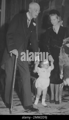 Carl XVI Gustaf, roi de Suède. Né le 30 avril 1946. Roi Gustaf le V , 1858-1950 , ici avec la famille en décembre 1947. Belle-fille et princesse de la Couronne Sibylla avec le roi actuel Carl XVI Gustaf dans sa main. Banque D'Images