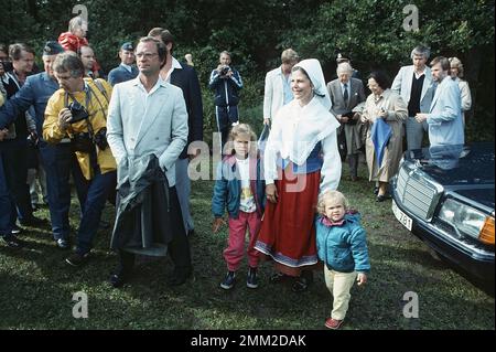 Carl XVI Gustaf, roi de Suède. Né le 30 avril 1946. Le roi Carl XVI Gustaf, la reine Silvia avec ses enfants, la princesse Victoria, le prince Carl Philip on Victoriaday 14 juillet 1984 Banque D'Images