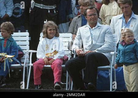Carl XVI Gustaf, roi de Suède. Né le 30 avril 1946. Le roi Carl XVI Gustaf avec ses enfants, princesse Madeleine, princesse couronne Victoria, prince Carl Philip on Victoriaday 14 juillet 1984 Banque D'Images