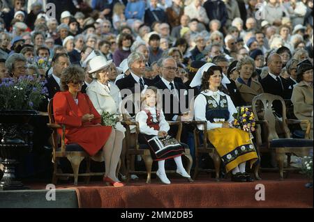 Carl XVI Gustaf, roi de Suède. Né le 30 avril 1946. La reine Silvia couronne princesse Victoria photo célébrant la journée nationale de la Suède le 6 1983 juin Banque D'Images