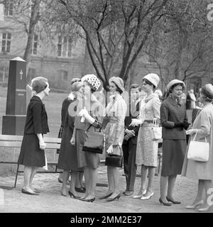 Le jour de la remise des diplômes de la princesse Christina en dehors de l'école. De gauche Princesses Birgitta, Désirée, Margaretha et le prince héritier Carl Gustaf. À l'extrême droite se trouve la princesse Sibylla, la mère du prince héritier Carl Gustaf. 1963 Banque D'Images