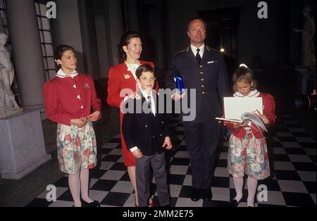 Carl XVI Gustaf, roi de Suède. Né le 30 avril 1946. Le roi Carl XVI Gustaf, la reine Silvia leurs enfants, la princesse Madeleine, la princesse Victoria, le prince Carl Philip. 1993 Banque D'Images