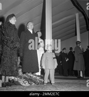 Carl XVI Gustaf, roi de Suède. Né le 30 avril 1946. Photo avec sa mère Sibylla et ses sœurs Christina et Birgitta. La reine Louise se trouve sur la gauche. 31 novembre 1950 Banque D'Images