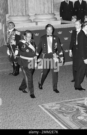 Carl XVI Gustaf, roi de Suède. Né le 30 avril 1946. Le roi Carl XVI Gustaf avec l'ancien président yougoslave Josip Broz Tito (1892-1980) en visite en Suède le 29-30 mars 1976. Banque D'Images