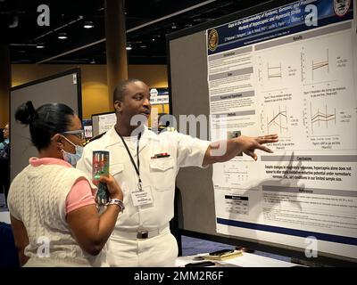 KISSIMMEE, Floride (sept 14, 2022) le lieutenant Mahamat Babagana, du Laboratoire de recherche médicale sous-marine navale (LNRSM), présente une affiche de recherche au Symposium de recherche sur le système de santé militaire (MHSRS). La NSMRL, qui fait partie de l’entreprise de recherche et de développement médicaux de la Marine, a assisté au MHSRS, la première réunion scientifique du ministère de la Défense qui se concentre spécifiquement sur les besoins médicaux uniques du Warfighter. Ce symposium éducatif annuel réunit des professionnels de la santé, des chercheurs et des leaders du Département du développement pour quatre jours d'apprentissage critique, de partage intensif d'idées et de développement de relations. Banque D'Images