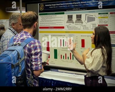 KISSIMMEE, Floride (sept 14, 2022) Margaret Wise, du NSMRL (Naval Submarine Medical Research Laboratory), présente une affiche de recherche au Symposium de recherche sur le système de santé militaire (MHSRS). La NSMRL, qui fait partie de l’entreprise de recherche et de développement médicaux de la Marine, a assisté au MHSRS, la première réunion scientifique du ministère de la Défense qui se concentre spécifiquement sur les besoins médicaux uniques du Warfighter. Ce symposium éducatif annuel réunit des professionnels de la santé, des chercheurs et des leaders du Département du développement pour quatre jours d'apprentissage critique, de partage intensif d'idées et de développement de relations. Banque D'Images