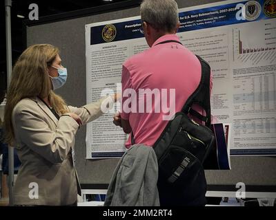 KISSIMMEE, Floride (sept 14, 2022) Linda Hughes, du NSMRL (Naval Submarine Medical Research Laboratory), présente une affiche de recherche au Symposium de recherche sur le système de santé militaire (MHSRS). La NSMRL, qui fait partie de l’entreprise de recherche et de développement médicaux de la Marine, a assisté au MHSRS, la première réunion scientifique du ministère de la Défense qui se concentre spécifiquement sur les besoins médicaux uniques du Warfighter. Ce symposium éducatif annuel réunit des professionnels de la santé, des chercheurs et des leaders du Département du développement pour quatre jours d'apprentissage critique, de partage intensif d'idées et de développement de relations. Banque D'Images