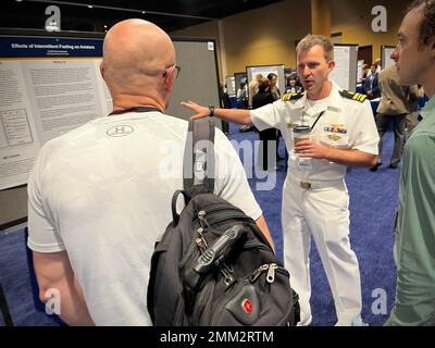 KISSIMMEE, Floride (sept 14, 2022) Lt. Cmdr. Erik Anderson, de l'unité de recherche médicale navale (ANORM)-Dayton, présente une affiche de recherche au Symposium de recherche sur le système de santé militaire (MHSRS). Le NAMRU-Dayton, qui fait partie de l’entreprise de recherche et développement médicaux de la Marine, a assisté au MHSRS, la première réunion scientifique du ministère de la Défense qui se concentre spécifiquement sur les besoins médicaux uniques du Warfighter. Ce symposium éducatif annuel réunit des professionnels de la santé, des chercheurs et des leaders du Département du développement pour quatre jours d'apprentissage critique, de partage intensif d'idées et de développement de relations. Banque D'Images