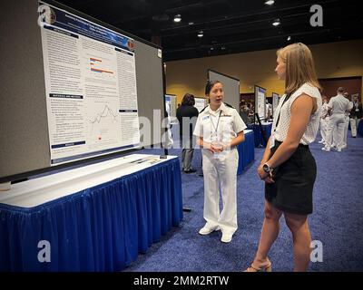 KISSIMMEE, Floride (sept 14, 2022) le lieutenant Jennifer Louie, du NSMRL (Naval Submarine Medical Research Laboratory), présente une affiche de recherche au Symposium de recherche sur le système de santé militaire (MHSRS). La NSMRL, qui fait partie de l’entreprise de recherche et de développement médicaux de la Marine, a assisté au MHSRS, la première réunion scientifique du ministère de la Défense qui se concentre spécifiquement sur les besoins médicaux uniques du Warfighter. Ce symposium éducatif annuel réunit des professionnels de la santé, des chercheurs et des leaders du Département du développement pour quatre jours d'apprentissage critique, de partage intensif d'idées et de développement de relations. Banque D'Images