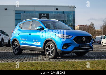 OSTRAVA, RÉPUBLIQUE TCHÈQUE - 29 JANVIER 2023 : véhicule multisegment MG ZS chinois présenté à la concession Banque D'Images