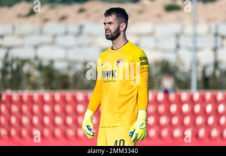 La Nucia, Espagne – 11 janvier 2023. Le gardien de but du FC Augsbourg, Tomas Koubek, pendant le club de Ferencvaros contre Augsbourg (2-0). Banque D'Images