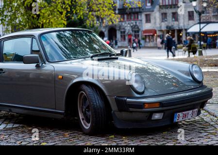 Bruges, Belgique 18 novembre 2022, 1980s Porsche garée dans une rue pavée. Banque D'Images