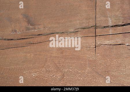 Arrière-plan abstrait de bois brun rouge demi-surface en rondins peinte avec des meubles en bois taches avec des fissures et des nœuds à utiliser pour la table ou la chaise. Banque D'Images