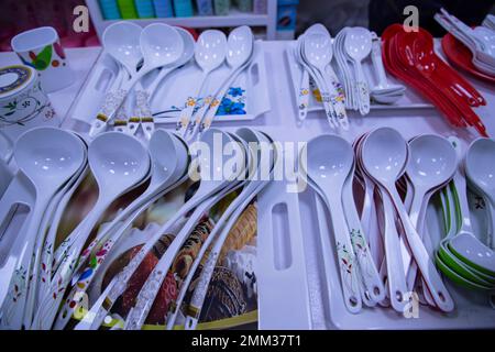 Cuillères en plastique et autres ustensiles à vendre sur le marché Banque D'Images