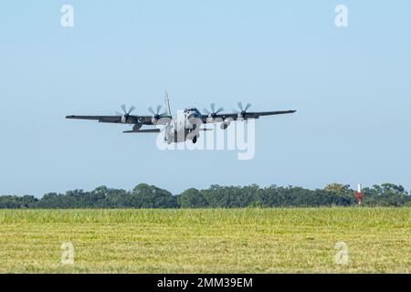 Un avion super Hercules WC-130J affecté à l'escadron de reconnaissance météorologique 53rd quitte la base aérienne de Keesler, au Mrs., le 14 septembre 2022. L'escadron a déployé plusieurs avions à Curaçao avant les missions de reconnaissance météorologique prévues dans la dépression tropicale 7 près des îles Leeward. Banque D'Images